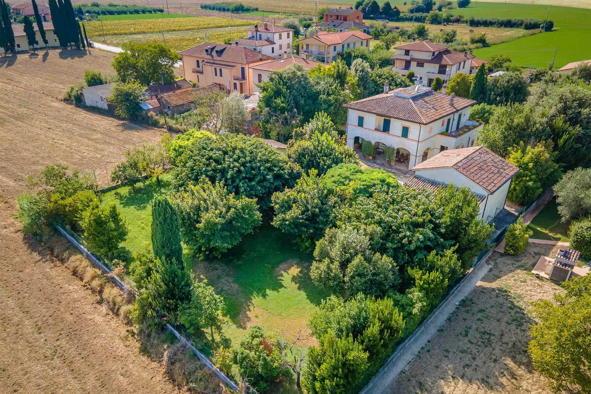 Villa con giardino a Foligno in vendita