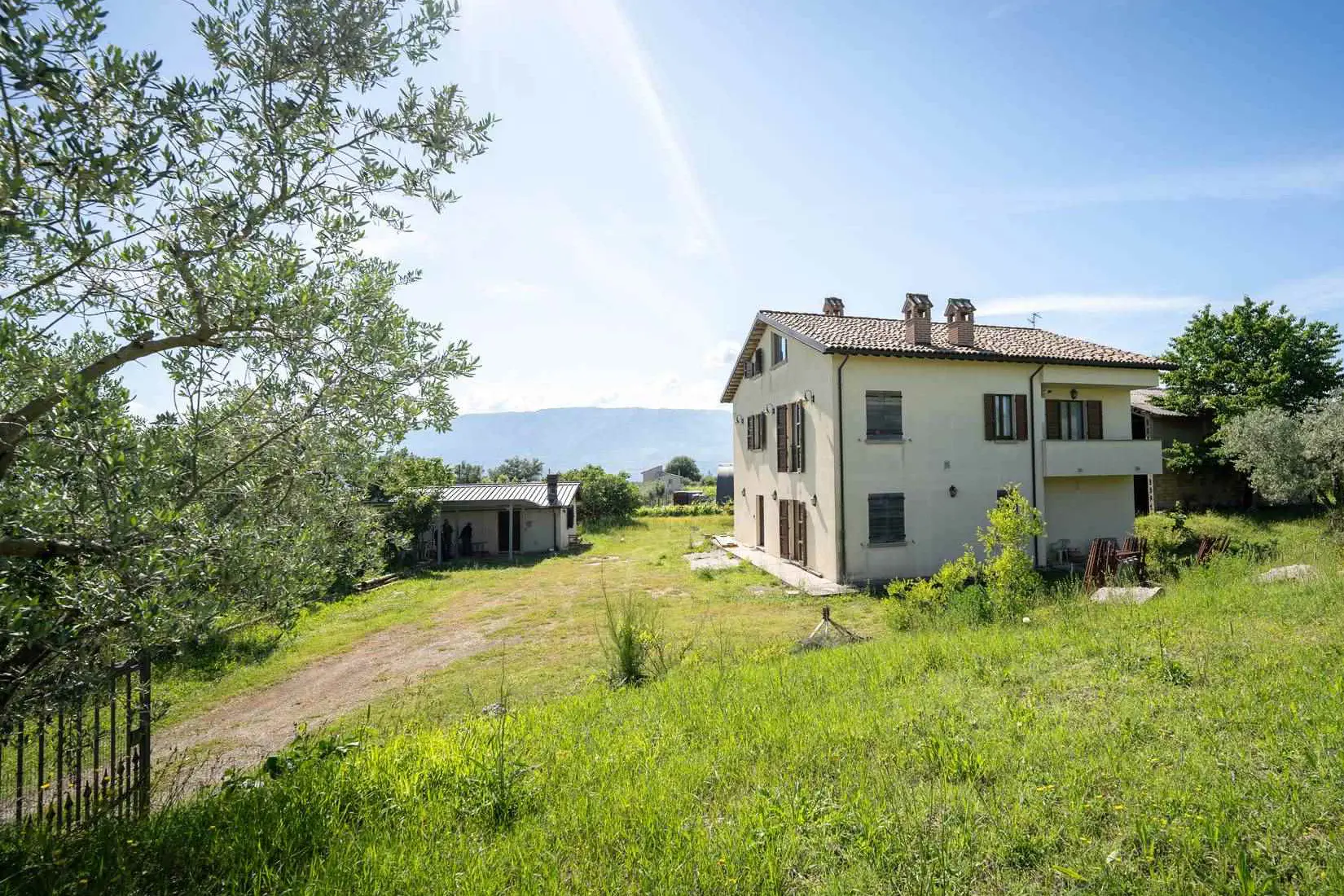 Vendita rustico in campagna con terreno a Montefalco (Umbria)