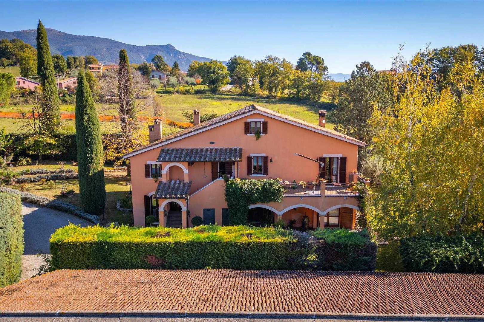 Casale con giardino e terreno a San Gemini in Vendita