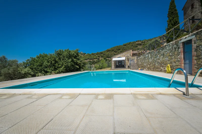 PTU-rustico-piscina-vista-lago-esterni-7